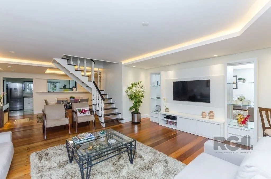Imagem Excelente casa de 379m² com 3 dormitórios, piscina e 4 vagas.