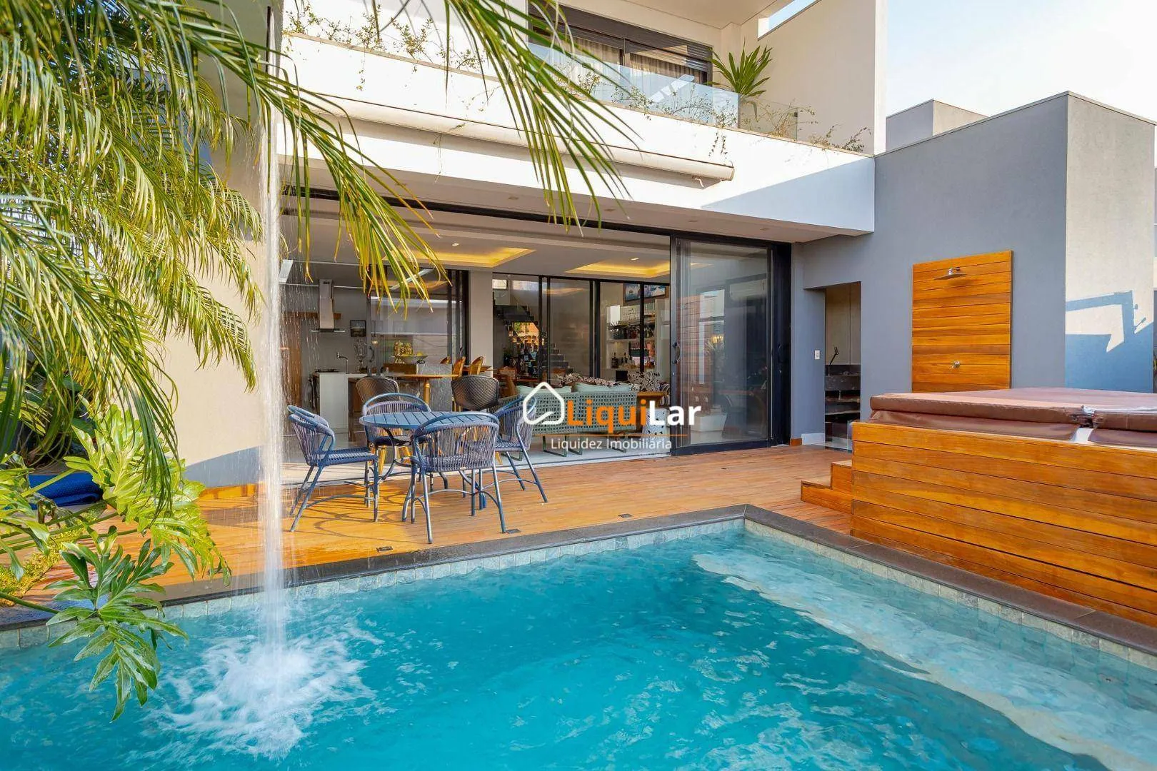 Imagem Sobrado de Alto Padrão à Venda no Alphaville III com 3 Suítes, Piscina Aquecida e Aceita Permuta