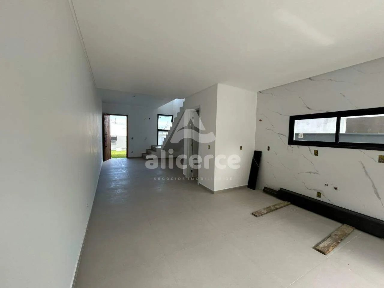Imagem Sobrado à venda com 2 quartos 2 suítes, 87m² em Forquilhas São José