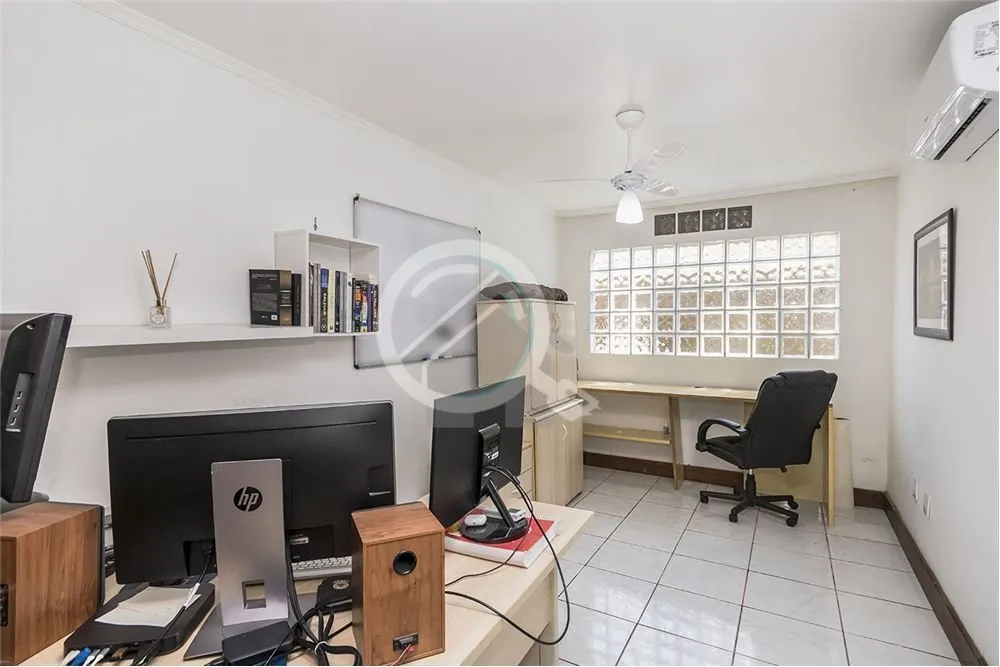 Imagem Na escritura tem 78 m2, foi edificada toda a área externa, estando registrada na prefeitura mas nã...