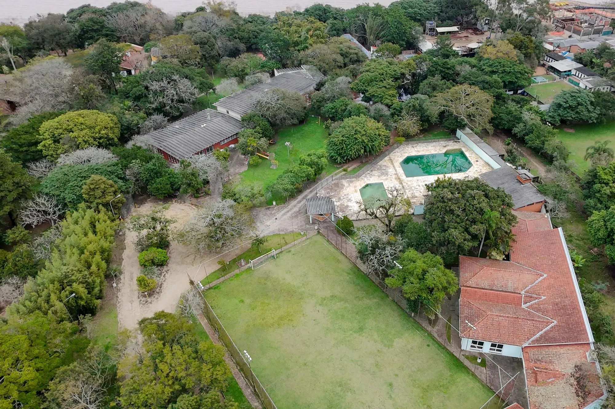 Imagem Terreno com edificações para múltiplos negócios lucrativos.
