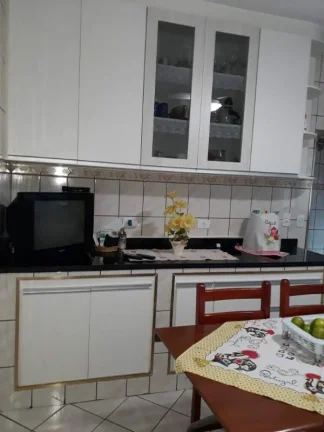 Imagem Imóvel amplo com 3 quartos, sendo 1 suíte, e 4 banheiros no total. garagem para dois autos, sala d...