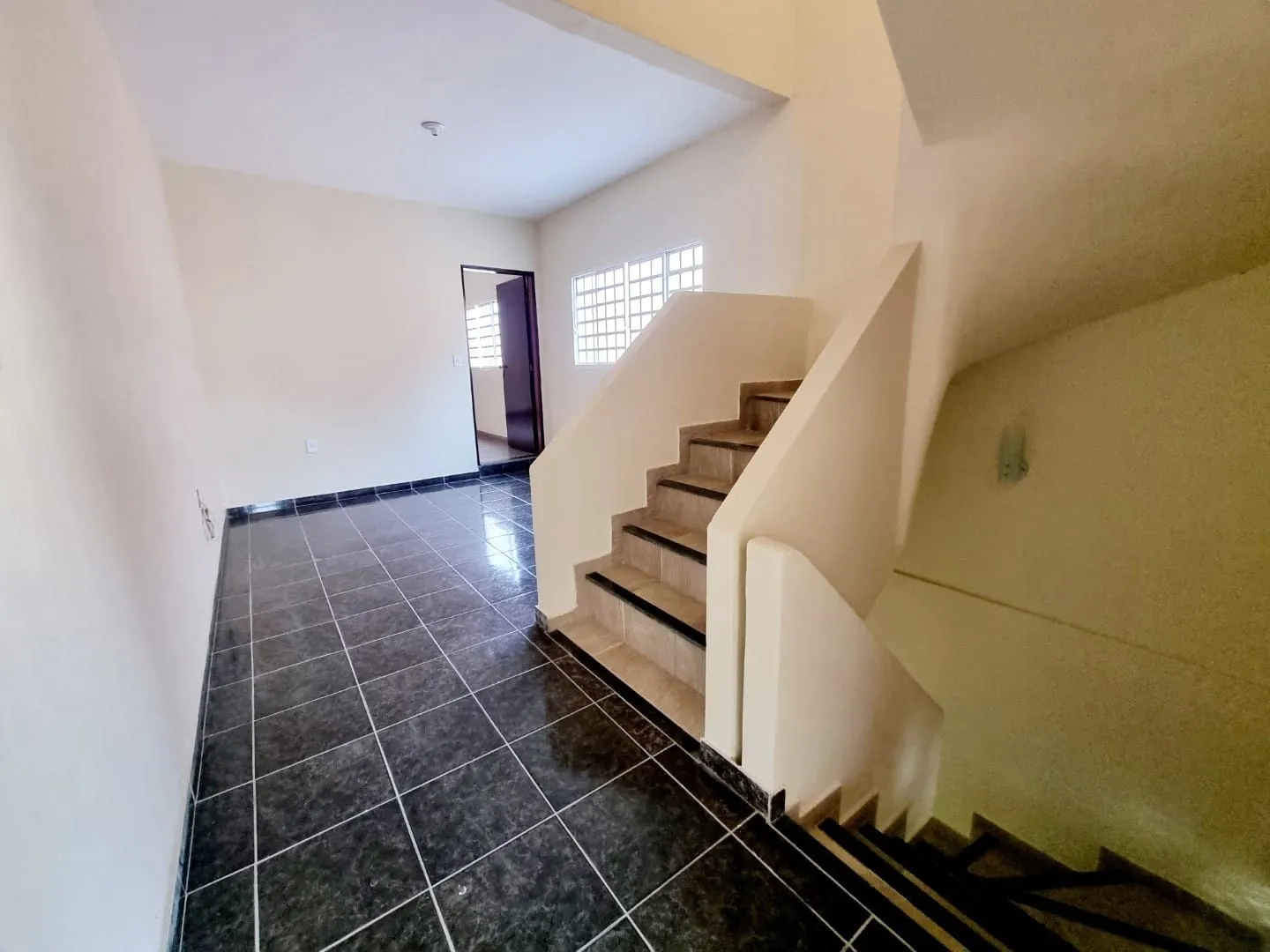 Imagem Sobrado Imponente com 3 Pavimentos, Suíte Master, Terraço Panorâmico e Garagem para 2 Carros em Excelente Localização