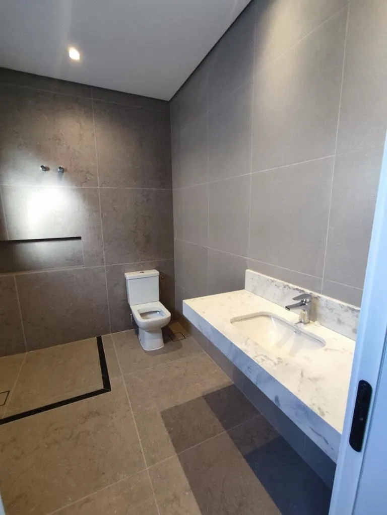Imagem Ampla residência de 340m² localizada no Alphaville Nova Esplanada 1.
