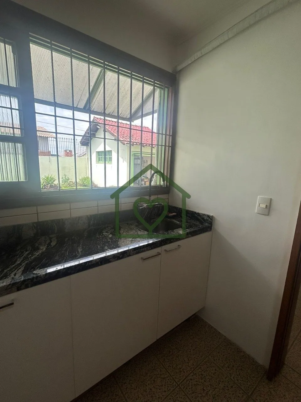 Imagem O imóvel conta com 3 dormitórios, sendo 1 suíte máster com closet em madeira e banheiro com hidr...