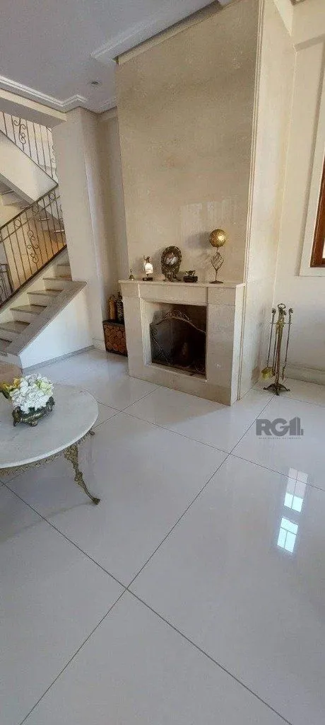 Imagem Excelente casa de 465m² com 3 dormitórios e 5 vagas de garagem.