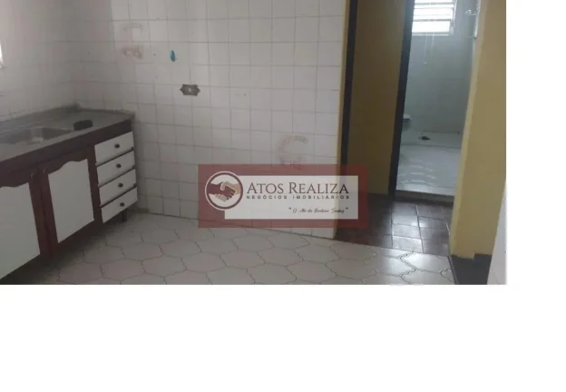 Imagem Grande oportunidade e muito lucrativo na vila Santa Catarina. Vendo imóvel com 3 casas + 1 salão comercial na Vila Santa Catarina. Casa 1= casa principal. Tem 2 dormitórios, sala, cozinha, banheiro. Tem também um sótão com 2 cômodos e 1 banheiro. Tem gara