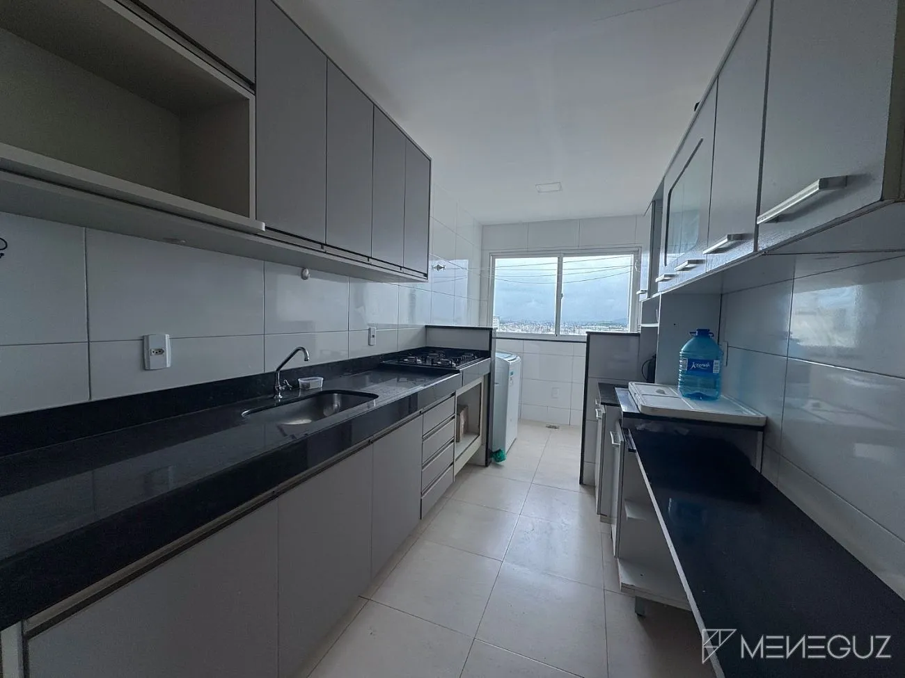 Imagem Apartamento mobiliado de 3 quartos na Avenida Praiana - andar alto, vista para as montanhas e vista discreta para o mar!