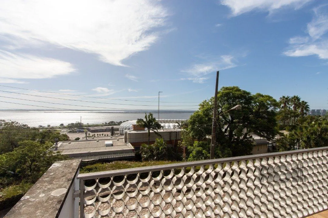 Imagem Casa com 724 m² privativos, 4 dormitórios sendo 4 suítes, 6 vagas sendo 3 cobertas
