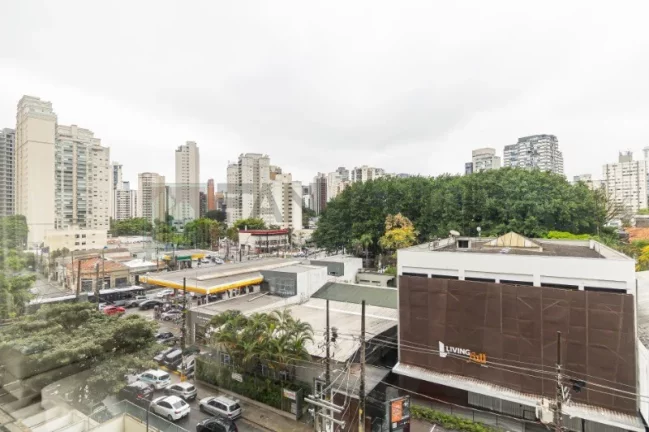 Imagem Com 273 m² de pura sofisticação, este imóvel conta com 4 quartos e 5 banheiros, sendo 4 suítes, incluindo uma suíte master com banheira e closet. Loc