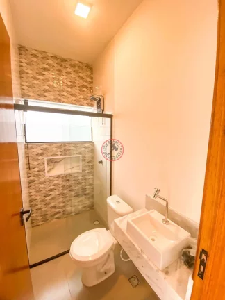 Imagem CASA RECEM COSNTRUÍDA A VENDA COM 2 DORMITÓRIOS, SENDO UMA SUÍTE , ÁREA GOURMET, 2 VAGAS, JARDIM, ISOLAMENTO ACÚSTICO EM CARAGUÁ