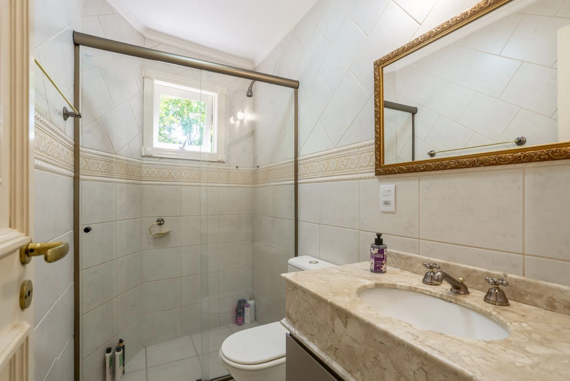 Imagem Casa térrea com 4 dormitórios, 2 suítes e 3 vagas.