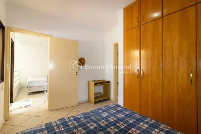 Imagem Localizado em Campinas, este espaçoso apartamento oferece um ambiente confortável e funcional. Com...