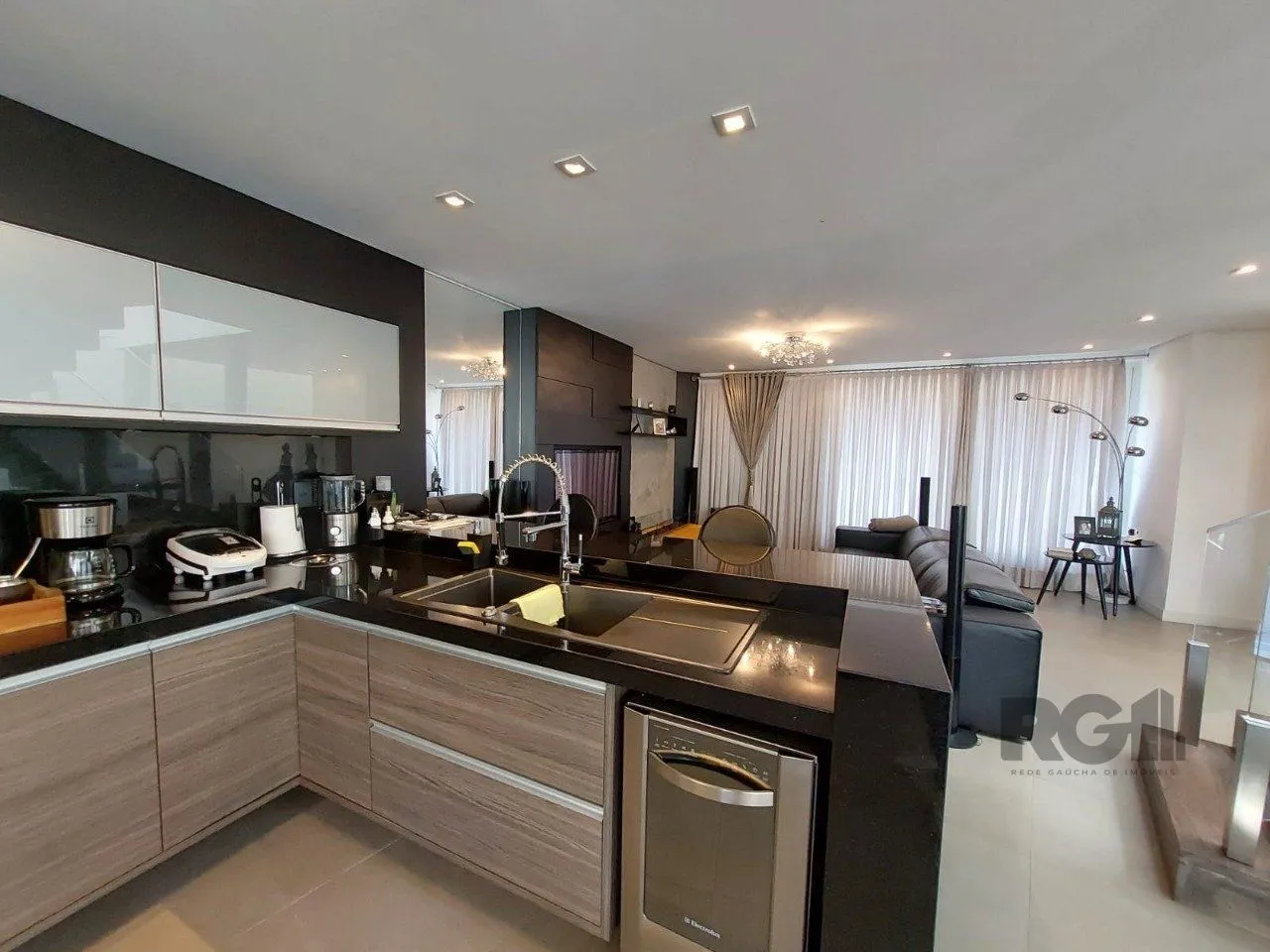Imagem Casa para Venda - 296m², 3 dormitórios, sendo 1 suites, 3 vagas - Vila Nova, Poa