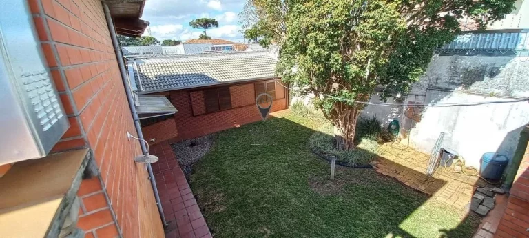 Imagem Casa Residencial/Comercial zoneamento ZR-3, no bairro Rebouças para Venda em Curitiba. CASA localiz...