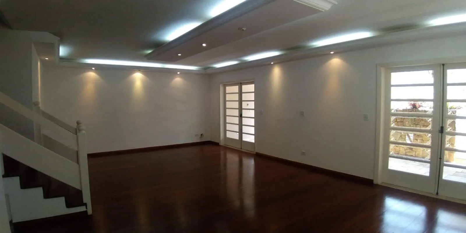 Imagem Casa Luxuosa em Alphaville 5 - Santana de Parnaíba/SP, Frente à Praça, Com 4 Quartos e Lazer Completo