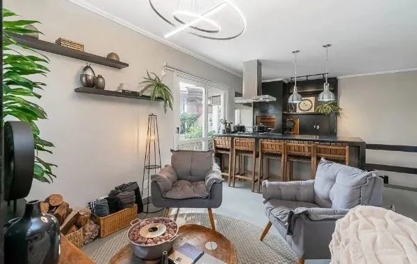 Imagem Vende-se cobertura com 2 dormitórios, sendo 1 suíte no bairro Auxiliadora