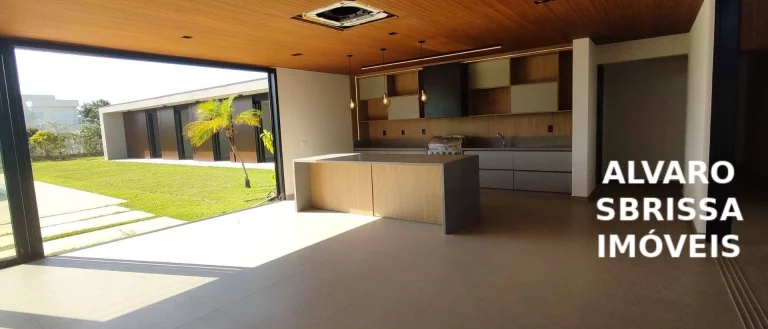 Imagem Casa de alto padrão, térrea com 5 suites, totalmente climatizada e com linda piscina.