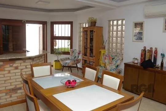Imagem Excelente casa de 287m² com 3 dormitórios e 4 vagas.