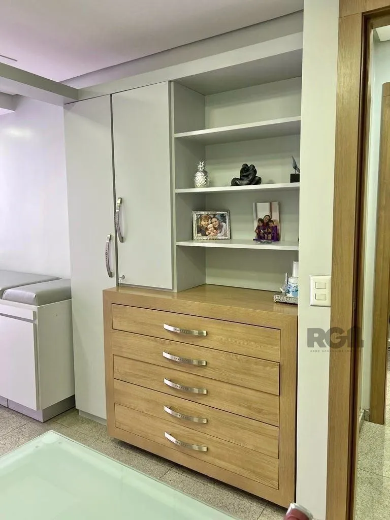 Imagem Conjunto comercial para comprar totalmente mobiliado e desocupado, localizado na prestigiada Rua Felipe Camarão, em frente à Redenção.