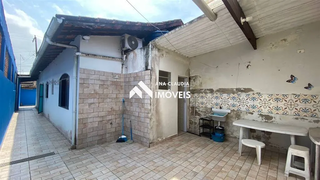 Imagem Casa na praia de Mongaguá a venda, 80 metros da Marginal.