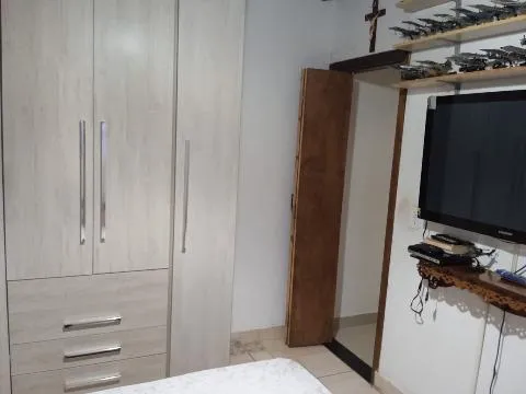 Imagem VENDA DE CASA TÉRREA NO BAIRRO DA PENHA, EM ARUJÁ/SP, 73m² com 3 quartos, sala de estar, área gourmet e garagem coberta para 02 autos. CONSULTE-NOS.