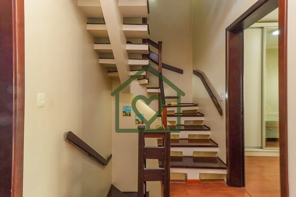 Imagem Excelente Casa/Sobrado de 155m² privativos; logo na entrada 3 vagas de garagem, sendo duas cobertas...