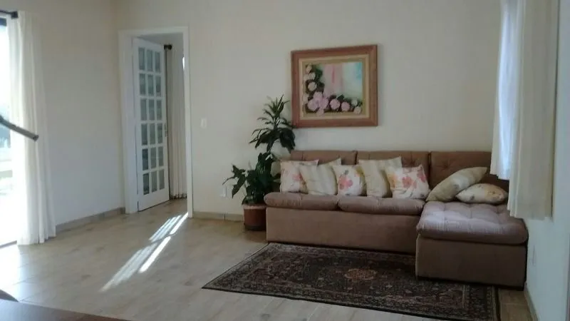 Imagem Casa para Venda - 200m², 3 dormitórios, 2 vagas - Centro