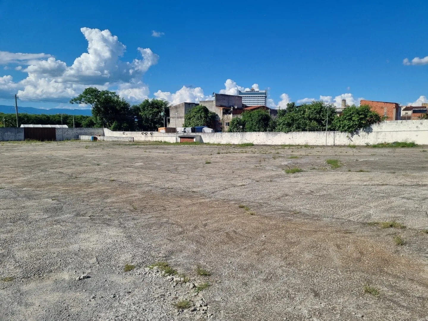 Imagem Terreno Plano e Cimentado com 5.356 m² para Estacionamento de Ônibus a 1.200 Metros da Basílica de Aparecida