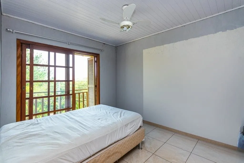 Imagem Casa de 3 dormitórios no Bairro Lomba do Pinheiro - Porto Alegre