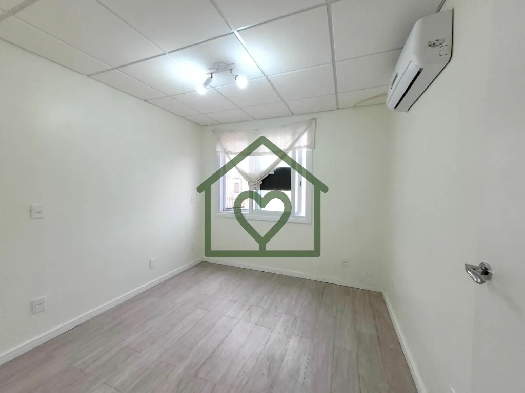 Imagem Apartamento totalmente reformado com 01 dormitório e 02 vagas de garagem próximo à PUC, bairro Ja...