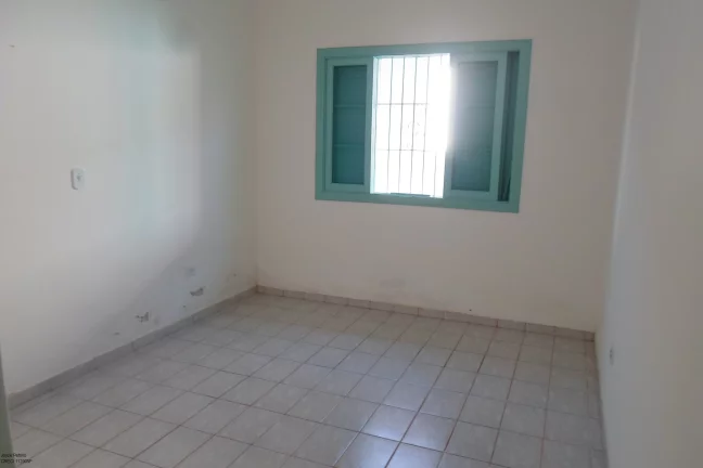 Imagem Casa com edícula a 200m da praia à venda em Peruíbe.