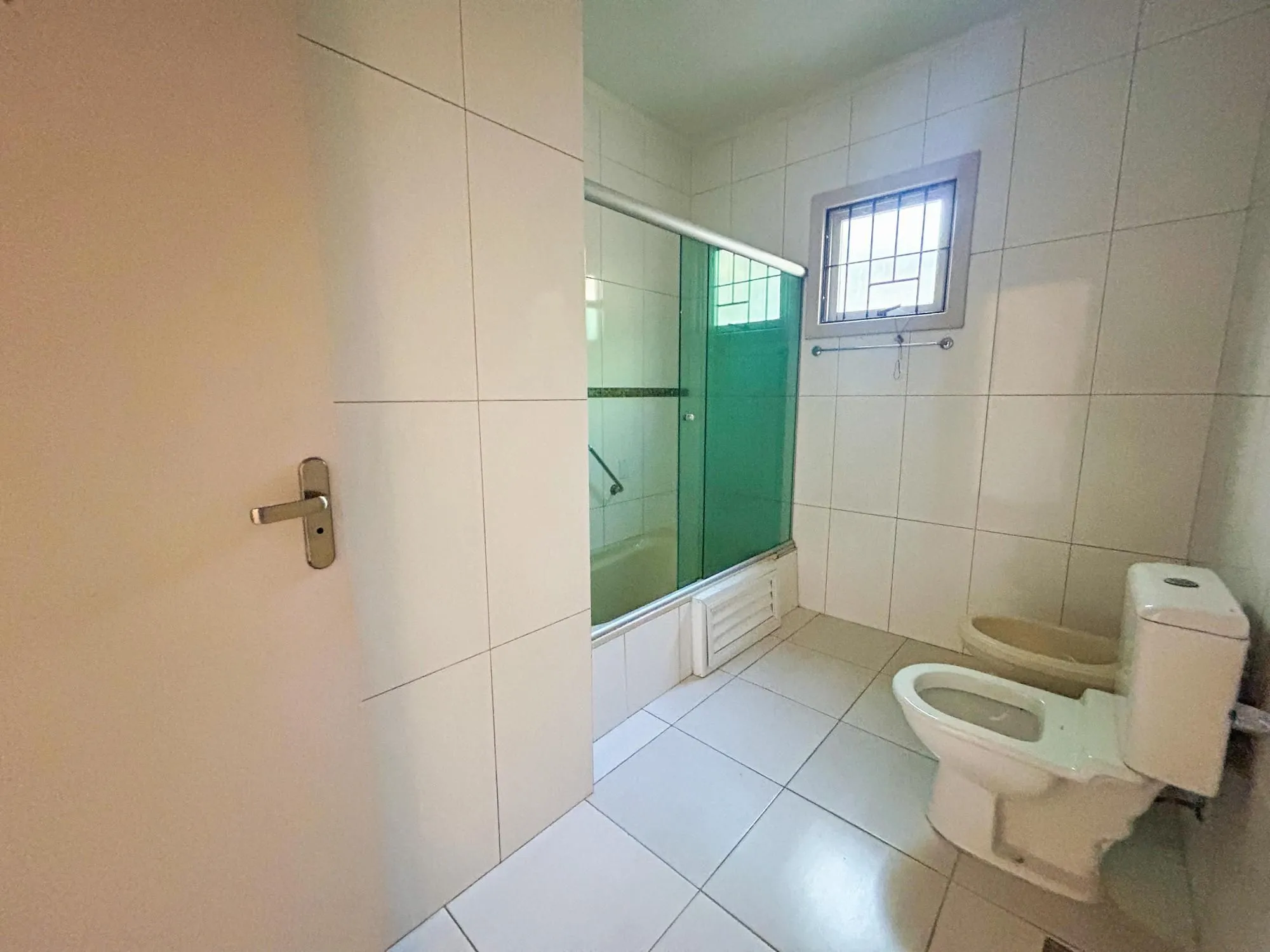 Imagem CASA 03 dormitórios, 01 suíte, lareira, churrasqueira, terraço, pátio, garagens cobertas na VILA NOVA - ótima localização