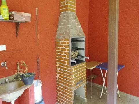 Imagem VENDA DE CASA NO COPACO, EM ARUJÁ/SP, 147m² com 3 suítes, quintal amplo, churrasqueira, sala de estar e jantar e garagem coberta. CONSULTE-NOS.