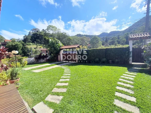 Imagem Casa linear reformada de 3 quartos (sendo 2 suítes) e área gourmet para venda em Teresópolis.