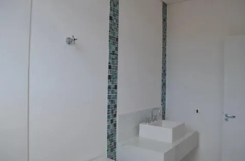 Imagem VENDA DE SOBRADO NO CONDOMÍNIO VERDES LAGOS, EM ARUJÁ/SP, com 453m², 05 suítes, piscina, churrasqueira, 03 salas e 04 vagas cobertas, CONSULTE-NOS.