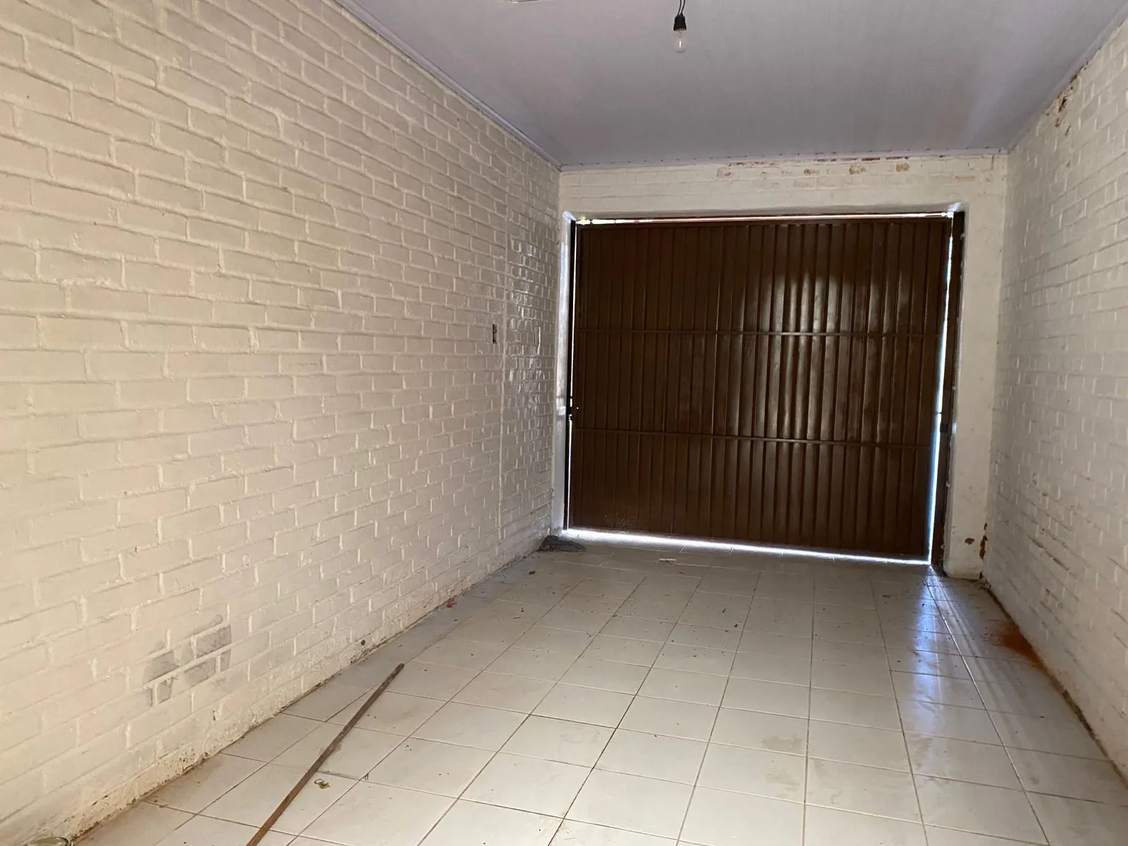 Imagem Casa de (3)três quartos, sendo uma suíte com duas vagas de garagem.