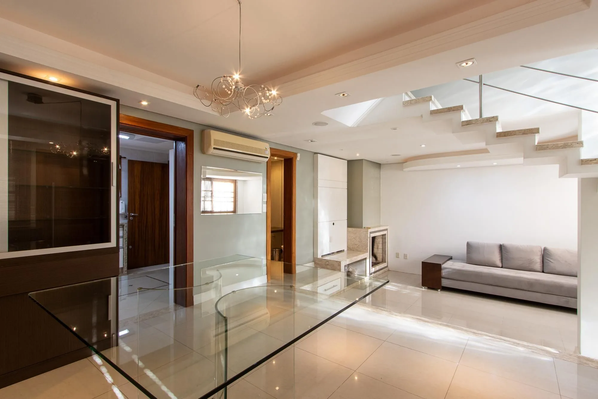 Imagem Excelente casa de 3 dormitórios, 1 suíte, pátio, piscina e vaga para 2 carros cobertas.