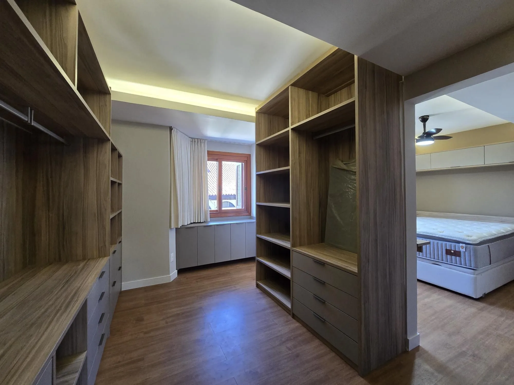 Imagem Casa em Condomínio 4 dorms à venda Avenida Taquary, Cristal - Porto Alegre
