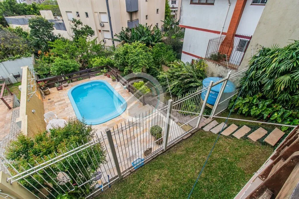 Imagem Casa com Living para três ambientes muito amplos com lareira e lavabo, copa cozinha com sacada para...