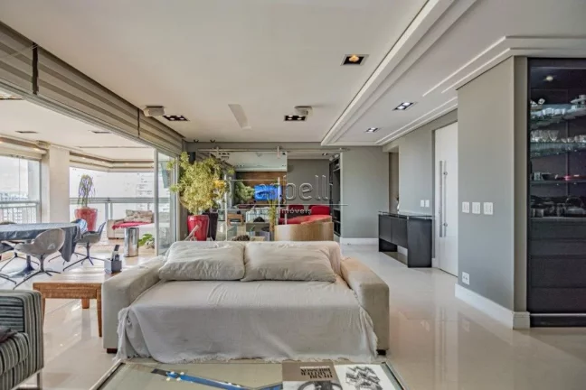 Imagem Apartamento com 206 M², 4 dormitórios sendo 3 suítes com varanda na suíte do casal, elevador soc...