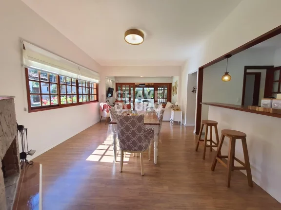 Imagem Casa linear reformada de 3 quartos (sendo 2 suítes) e área gourmet para venda em Teresópolis.
