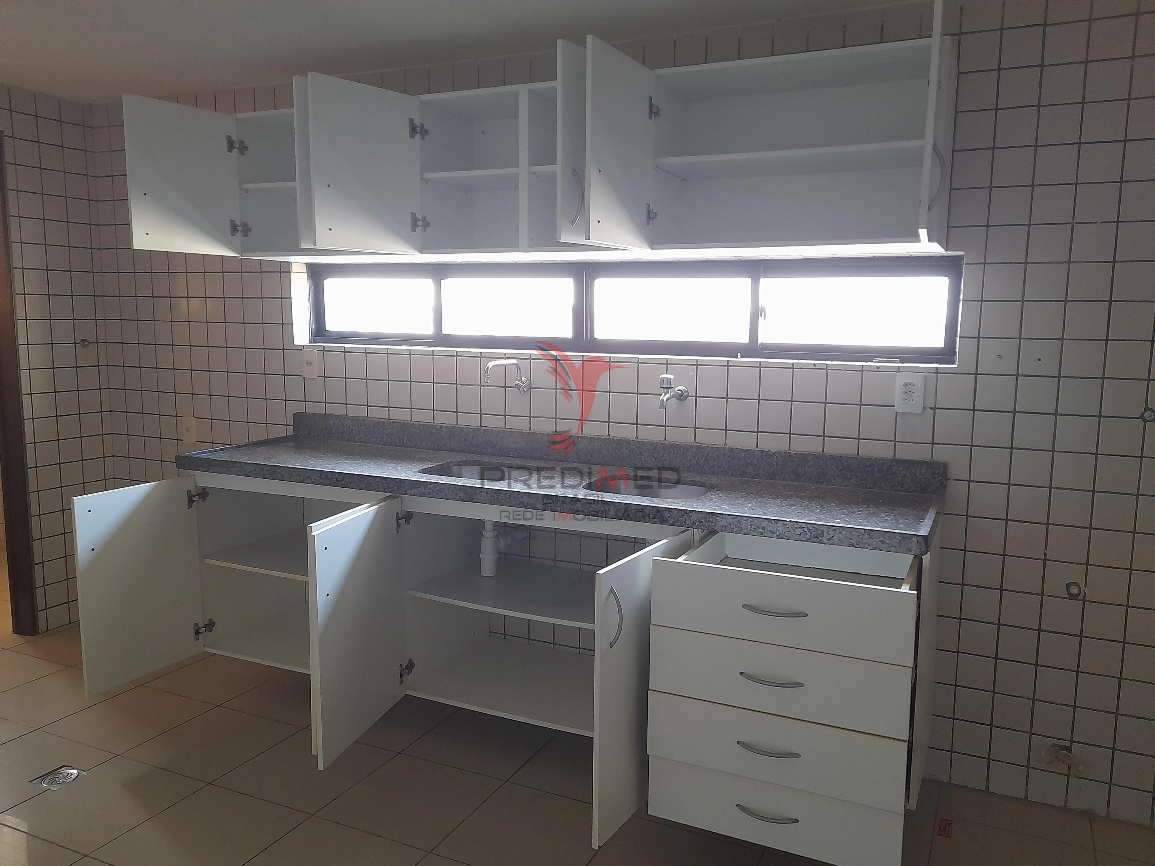 Imagem Apartamento em Manaira com 220 mts2. 4 Suites, 2 Varandas, 3 Vagas de Garagem, 1 por andar