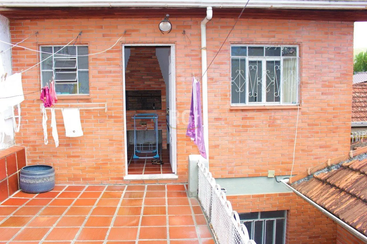 Imagem Casa para Venda - 208m², 3 dormitórios, 1 vaga - Partenon