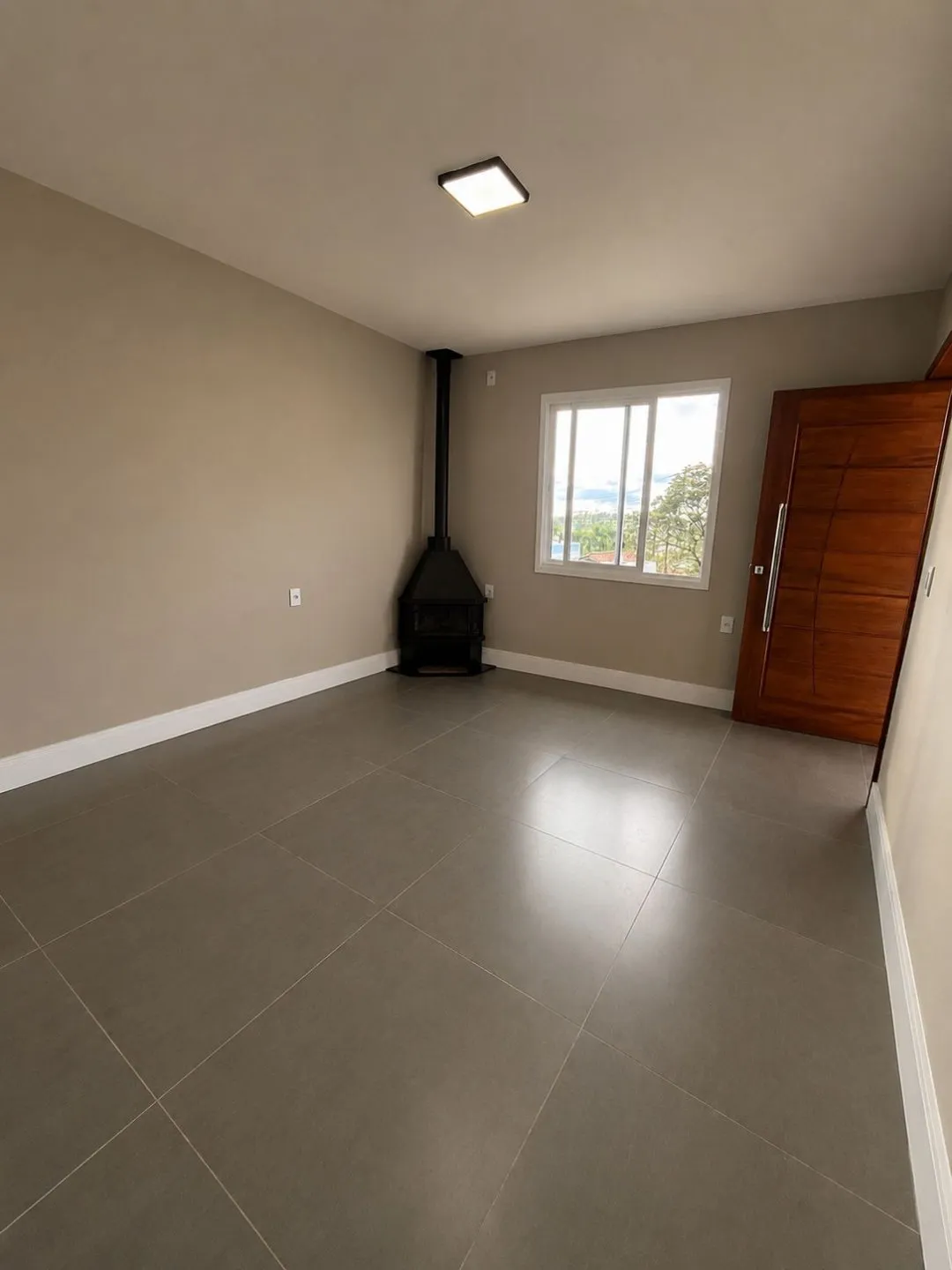 Imagem Casa Nova com Suíte, Lareira e Acabamento impecável