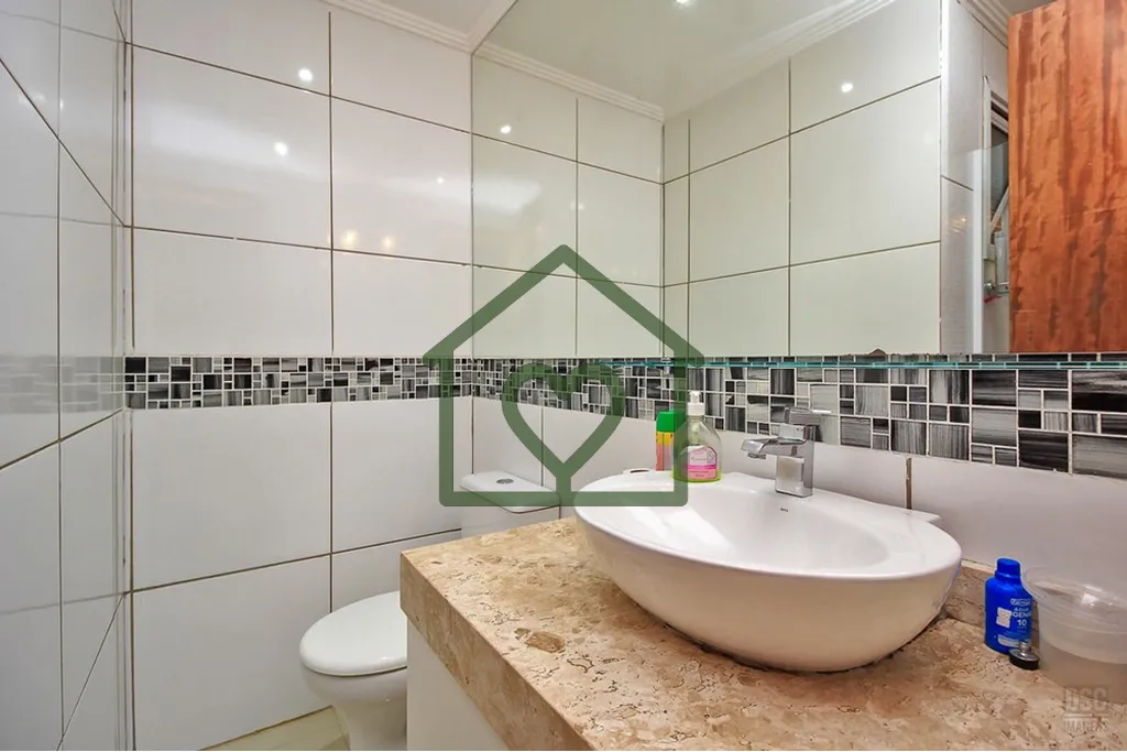 Imagem Excelente Oportunidade de sobrado com frente leste e fundos oeste, piso de porcelanato, escadas reve...