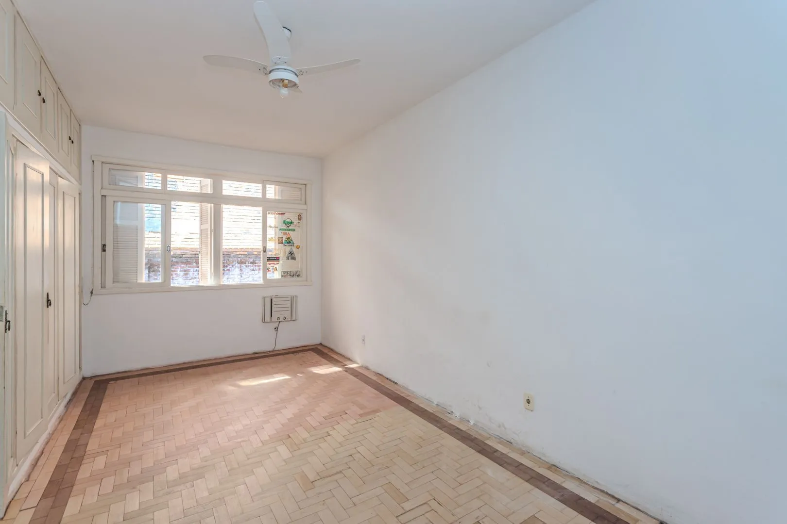 Imagem Casa no Menino Deus de 3 dormitórios e 5 vagas DESOCUPADA