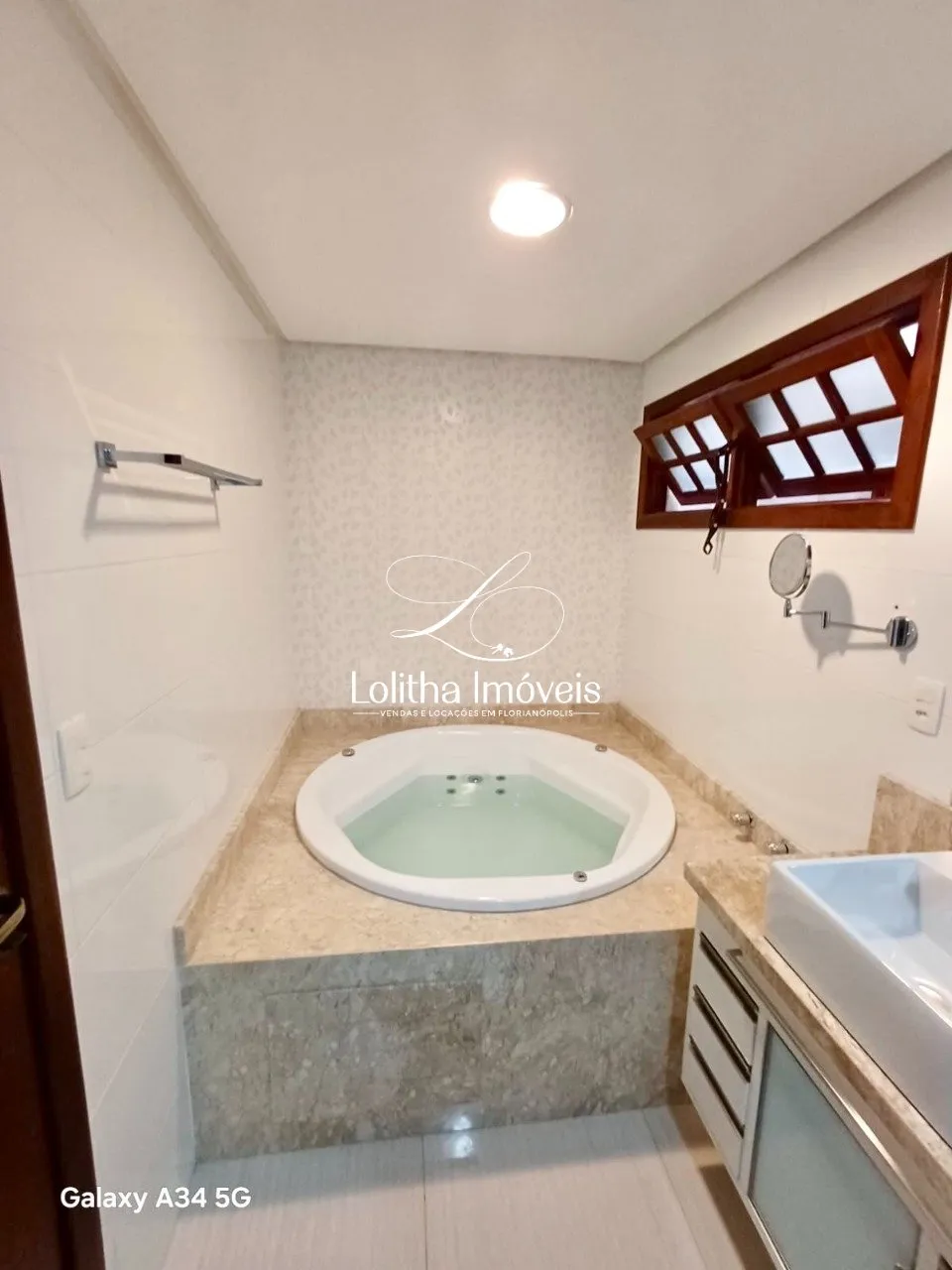 Imagem CASA À VENDA COM 5 QUARTOS NO BAIRRO ABRAÃO - FLORIANÓPOLIS/SC.