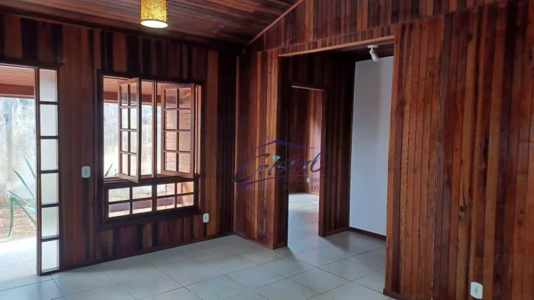 Foto do imóvel vendo casa de madeira