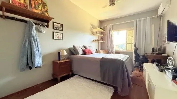 Imagem Casa de 4 dormitórios, uma suíte, pátio com piscina nos fundos e espaço para até 3 carros no Chácara das Pedras